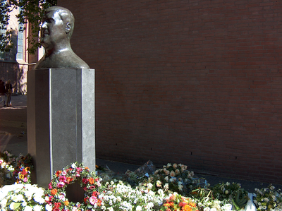 878128 Afbeelding van de bloemen die gelegd zijn bij het borstbeeld van oud-judoka Anton Geesink op het Jacobskerkhof ...